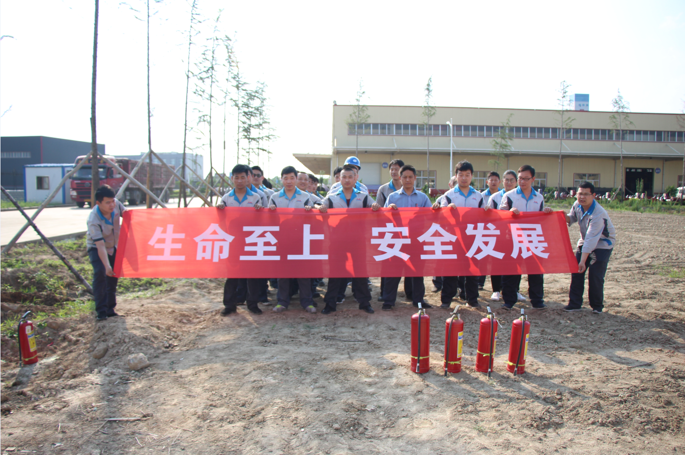 大運(yùn)機(jī)車有限公司舉行 “生命至上 安全發(fā)展”安全月消防演練